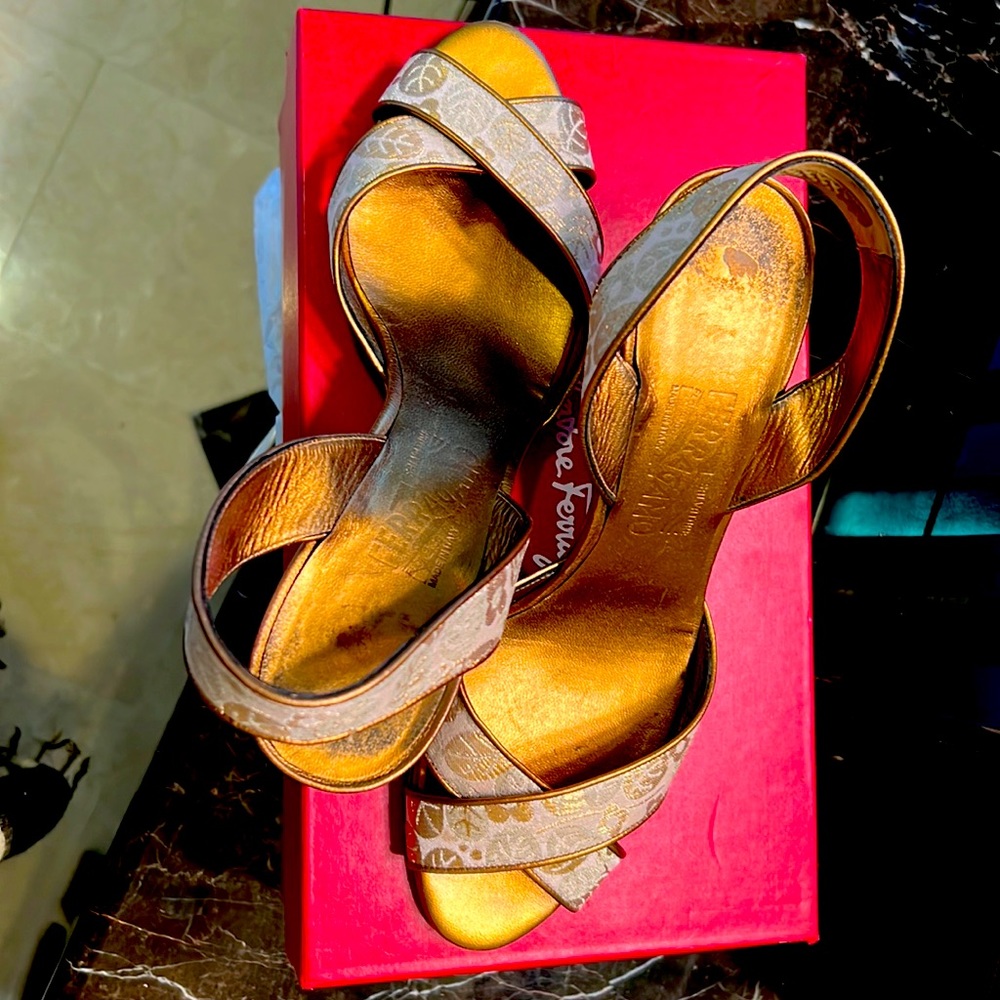Salvatore Ferragamo Spagna 2 Sandal Gold Canvas. Size 9.5B